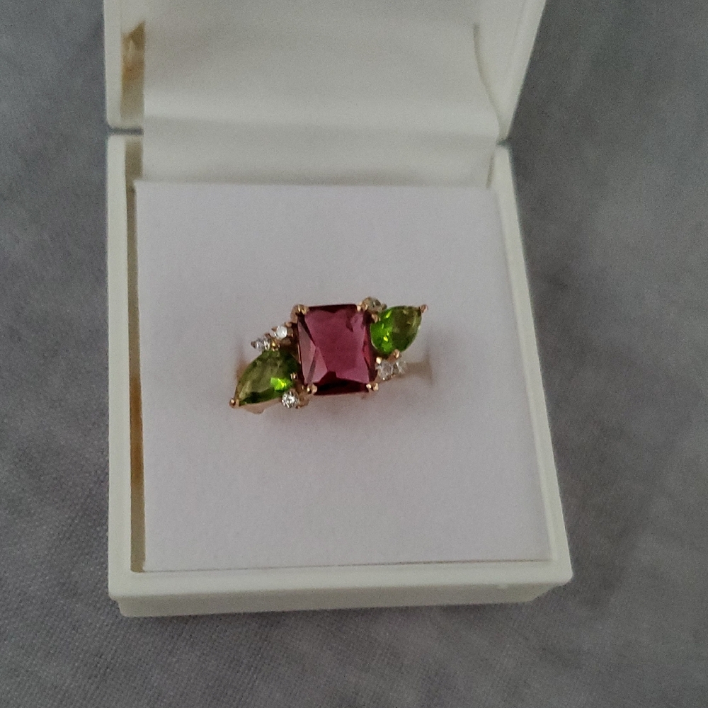 Elegant Pink and Green Gemstone Ring